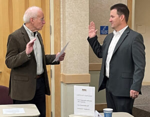 Former Mayor Woerner swearing in Jody Amos as LVCC Chair